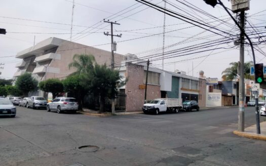 Casa con locales en venta sobre Av. Lázaro Cárdenas, Morelia
