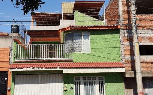 Conservada casa en venta en Leandro Valle
